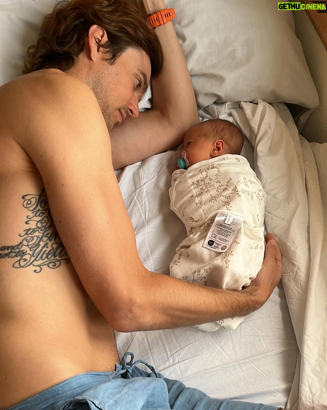 Laura Laprida - 39.9K Likes - 12/08 Bienvenido Otto 
Muchas gracias a todos por sus mensajes de amor, estamos muy bien y contentos, disfrutando y aprendiendo de este bebuchi. ❤️
📸 Primera de muchas @eugeniolevis.ph 
🚗 Yendo
🏩 El Hospital
🕰️ La espera 
🫠 Lactancia, lo más lindo y desafiante del mundo
❤️‍🔥 Todo lo que está bien
🥰 Nos vamos a casa @chiccoargentina