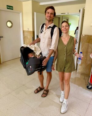 Laura Laprida Instagram - 12/08 Bienvenido Otto 
Muchas gracias a todos por sus mensajes de amor, estamos muy bien y contentos, disfrutando y aprendiendo de este bebuchi. ❤️
📸 Primera de muchas @eugeniolevis.ph 
🚗 Yendo
🏩 El Hospital
🕰️ La espera 
🫠 Lactancia, lo más lindo y desafiante del mundo
❤️‍🔥 Todo lo que está bien
🥰 Nos vamos a casa @chiccoargentina
