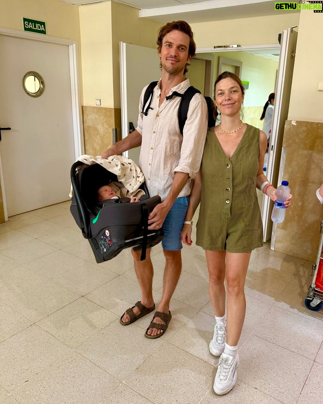 Laura Laprida - 39.9K Likes - 12/08 Bienvenido Otto 
Muchas gracias a todos por sus mensajes de amor, estamos muy bien y contentos, disfrutando y aprendiendo de este bebuchi. ❤️
📸 Primera de muchas @eugeniolevis.ph 
🚗 Yendo
🏩 El Hospital
🕰️ La espera 
🫠 Lactancia, lo más lindo y desafiante del mundo
❤️‍🔥 Todo lo que está bien
🥰 Nos vamos a casa @chiccoargentina