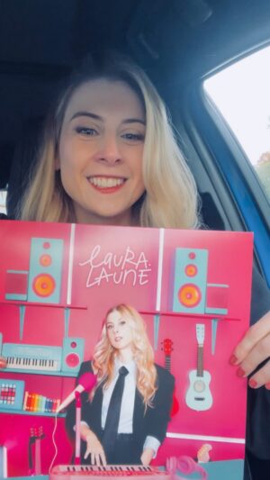 Laura Laune Instagram - Mon EP « Cordialement » sort vendredi sur toutes les plateformes d’écoute 🔥😱 Le vinyle sera en vente à la sortie du spectacle à partir du 13 novembre 😍🎶💿
#Cordialement
#🎤
@the_ninety_2
@klemaubert
@val_aubert
@simon_gardaix
@laurag_photo