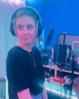 Laura Laune Instagram - Ce soir à minuit, BON BEN SUPER sera disponible sur toutes les plateformes d’écoute 😍🎶 Faites pas genre vous dormez 🙆♀️
À la base quand je l’ai écrite je me suis dit « bon celle-là on verra bien si on en fait quelque chose ou pas » et aujourd’hui c’est une de mes préférées 🥲❤️
Grâce aux personnes avec qui je suis si fière de travailler : d’abord des heures de recherche avec @simon_gardaix pour trouver la compo qui va bien (et beaucoup de self contrôle de sa part pour supporter mes « hm je crois qu’on l’a pas encore, peut-être on se fait une V 82 ? ») et ensuite des grands chelem de studio jusqu’à épuisement avec @the_ninety_2 qui ont ajouté leur magie unique 💜 Sans oublier mon pilier @marleneschaff 💖
RDV à minuit 👀
@klemaubert
@val_aubert
📸 @laurag_photo