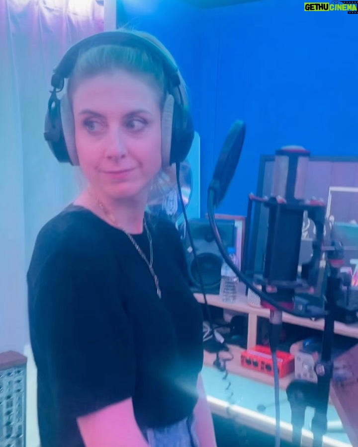 Laura Laune - 10.1K Likes - Ce soir à minuit, BON BEN SUPER sera disponible sur toutes les plateformes d’écoute 😍🎶 Faites pas genre vous dormez 🙆‍♀️ 

À la base quand je l’ai écrite je me suis dit « bon celle-là on verra bien si on en fait quelque chose ou pas » et aujourd’hui c’est une de mes préférées 🥲❤️

Grâce aux personnes avec qui je suis si fière de travailler : d’abord des heures de recherche avec @simon_gardaix pour trouver la compo qui va bien (et beaucoup de self contrôle de sa part pour supporter mes « hm je crois qu’on l’a pas encore, peut-être on se fait une V 82 ? ») et ensuite des grands chelem de studio jusqu’à épuisement avec @the_ninety_2 qui ont ajouté leur magie unique 💜 Sans oublier mon pilier @marleneschaff 💖

RDV à minuit 👀 

@klemaubert 
@val_aubert 
📸 @laurag_photo