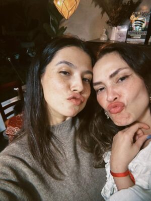 Laura Osma Instagram - Vibing diciembre 🦋