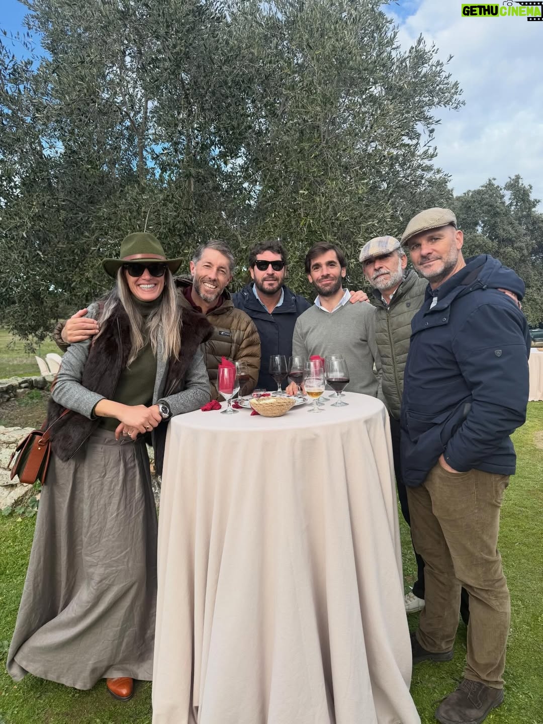 Laura Sánchez - 6.3K Likes - Día de campo con el tío más guapo del mundo mundial…@manuel.escribano y cuadrilla!!! @felipe__proenza @jlneiro @gutierrezperalta8 #currorobles #jaralta
