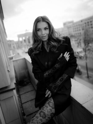 Laura Wontorra Instagram - Tights season is in! 

H&M @asalsahin 
Foto @luisa.esch