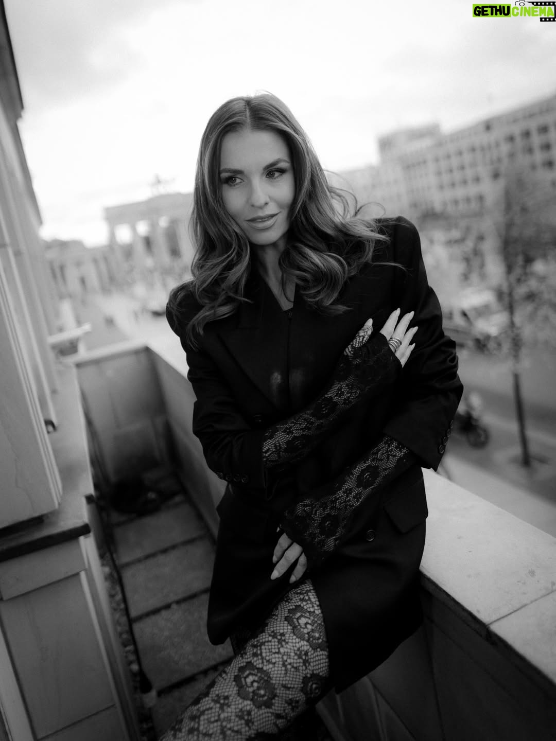 Laura Wontorra - 19.4K Likes - Tights season is in! 

H&M @asalsahin 
Foto @luisa.esch