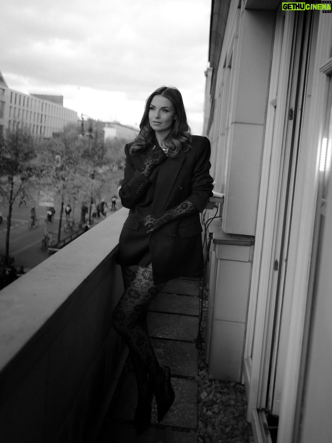 Laura Wontorra - 19.4K Likes - Tights season is in! 

H&M @asalsahin 
Foto @luisa.esch