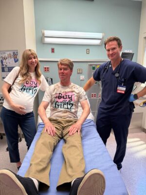 Lauren Lapkus Instagram - 🚨Fake pregnancy belly alert!🙅🏼‍♀️🚨🙃The new season of St. Denis Medical is starting off with a bang. 🧨⚡ Watch the premiere tonight at 8/7c on @nbc!! #StDenisMedical