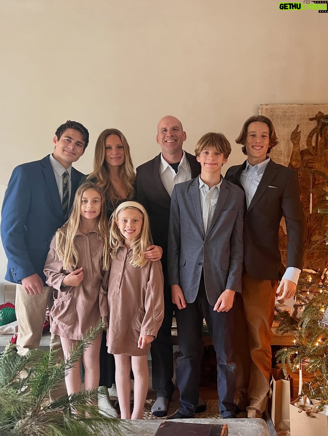 Lauren Liess - 1.7K Likes - Sending love to you & yours!! Merry Christmas from the Liess’s!