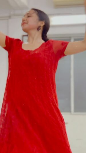 Lavanya Srivastava Instagram - First rehearsal 🫶🏻 Mohe Rang doh laal ❤️

@rajendrachaturvedi 🙏

#Moherangdohlaal #kathak #classicaldance #lavanyasrivastava