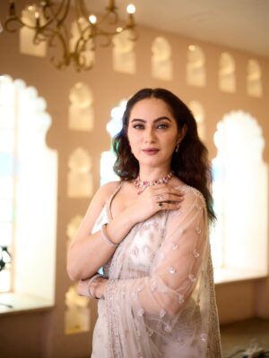 Lavina Tandon Instagram - सारी और jhumka, प्यार है Unka 🤍

photographer: @jiten_03 
location: @setsinthecity.in 
jewellery: @nialuxeempire 
HMU: @hairandmakeupbysweety 
Outfit: @aynaaworld 
styled बाय: @styleitupbyaashna