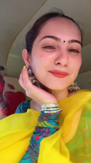 Lavina Tandon Instagram - Rickshaw Ride So long
Ek reel báñate báñate Raat ho gayi 🤣

 

  Yours Truly 
  Mumbai Traffic🥹

#reelitfeelit
#trendingnow 
#reeloftheday 
#explorepage #lavvinataandon #actor #influencer 
#traditional #indianwear #rickshaw #mumbai
#traffic #mumbaikar
