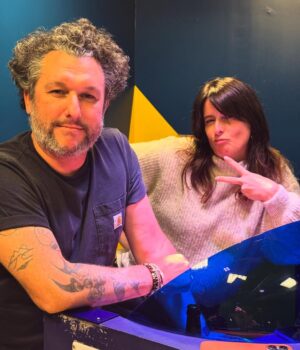 Léa François Instagram - Entre 2 de tournages, et comme on ne voudrait surtout pas prendre le risque de se manquer le soir après la journée : on se retrouve… pour continuer de jouer… 💫

#quizzroom #mespartenairesdamour #jelesaime