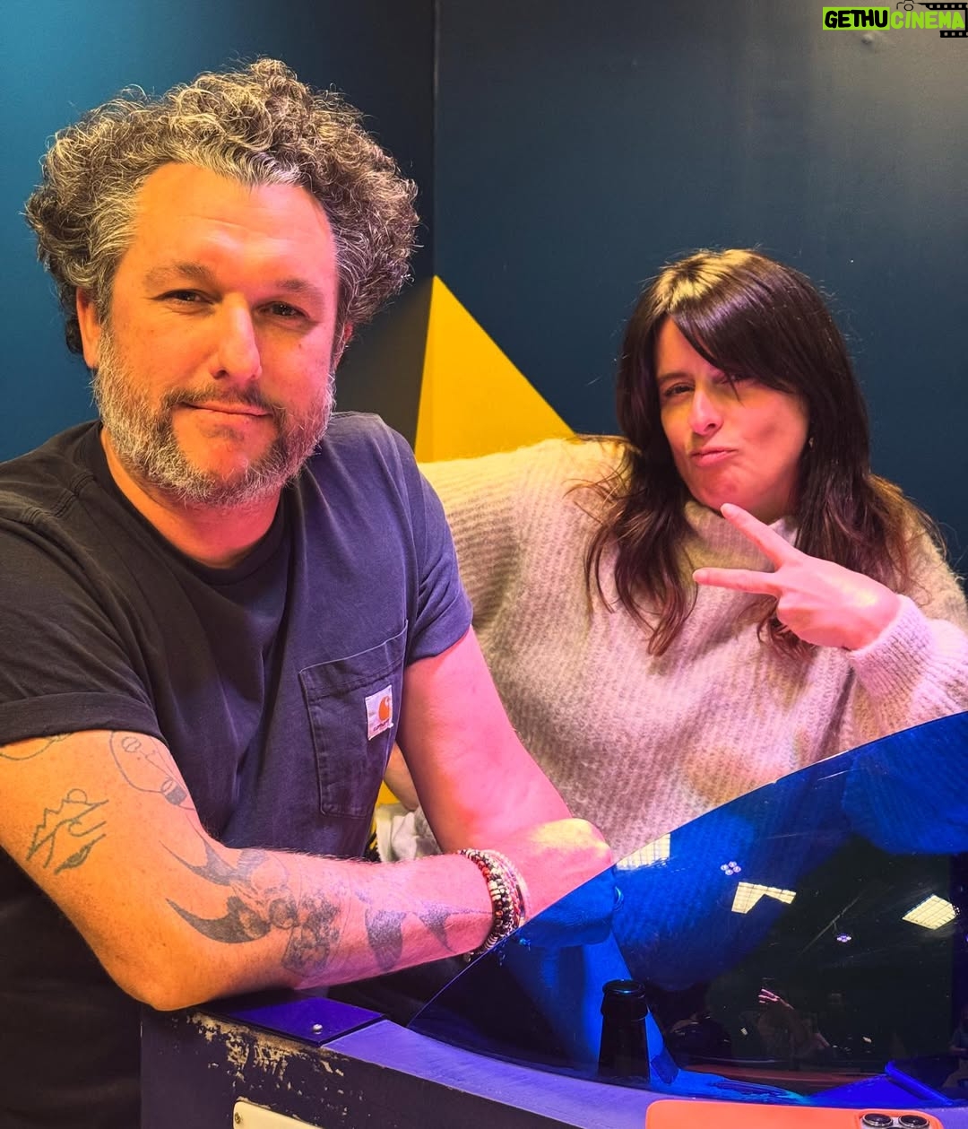Léa François - 9.2K Likes - Entre 2 de tournages, et comme on ne voudrait surtout pas prendre le risque de se manquer le soir après la journée : on se retrouve… pour continuer de jouer… 💫

#quizzroom #mespartenairesdamour #jelesaime