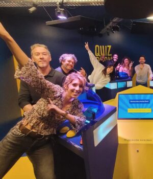 Léa François Instagram - Entre 2 de tournages, et comme on ne voudrait surtout pas prendre le risque de se manquer le soir après la journée : on se retrouve… pour continuer de jouer… 💫

#quizzroom #mespartenairesdamour #jelesaime