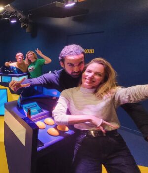 Léa François Instagram - Entre 2 de tournages, et comme on ne voudrait surtout pas prendre le risque de se manquer le soir après la journée : on se retrouve… pour continuer de jouer… 💫

#quizzroom #mespartenairesdamour #jelesaime