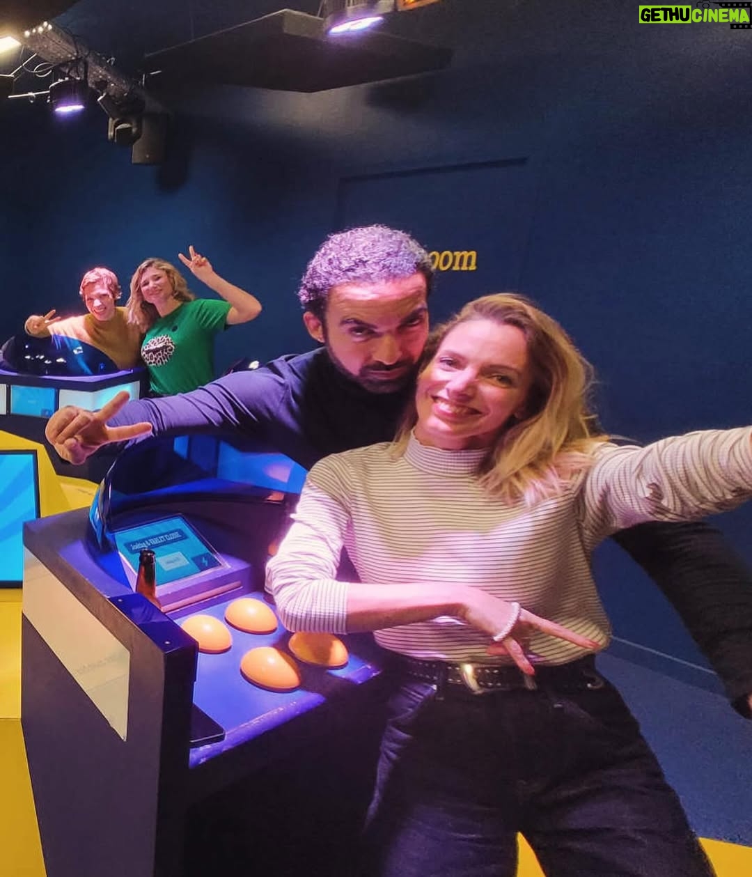 Léa François - 9.2K Likes - Entre 2 de tournages, et comme on ne voudrait surtout pas prendre le risque de se manquer le soir après la journée : on se retrouve… pour continuer de jouer… 💫

#quizzroom #mespartenairesdamour #jelesaime
