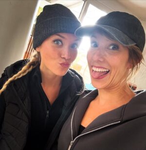 Léa François Instagram - Allez, un petit vrac de photos @pblvofficiel comme on les aime! 🤪
Bon, évidemment @manonnchevallier, depuis le temps que j’attendais d’apprendre la vérité sur Zoé, j’te mets en number 1 mais je fais aussi un gros Big Up à @launay.etienne qui a été un Chabrol PARFAIT et qui nous a beaucoup fait rire et bien sûr à mes @guillaumefaureofficiel et @annedecisoff que j’aime et mes @stephane_henon & @lolamarois (que j’aime aussi mais j’aimerai encore plus s’ils me faisaient sortir de GAV… 😂)
Hâte que vous découvriez la suite…