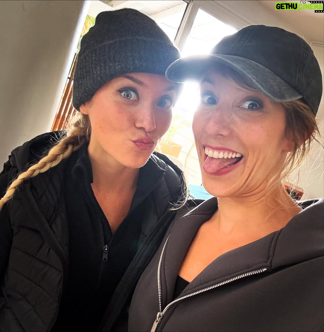 Léa François - 9.7K Likes - Allez, un petit vrac de photos @pblvofficiel comme on les aime! 🤪
Bon, évidemment @manonnchevallier, depuis le temps que j’attendais d’apprendre la vérité sur Zoé, j’te mets en number 1 mais je fais aussi un gros Big Up à @launay.etienne qui a été un Chabrol PARFAIT et qui nous a beaucoup fait rire et bien sûr à mes @guillaumefaureofficiel et @annedecisoff que j’aime et mes @stephane_henon & @lolamarois (que j’aime aussi mais j’aimerai encore plus s’ils me faisaient sortir de GAV… 😂)
Hâte que vous découvriez la suite…