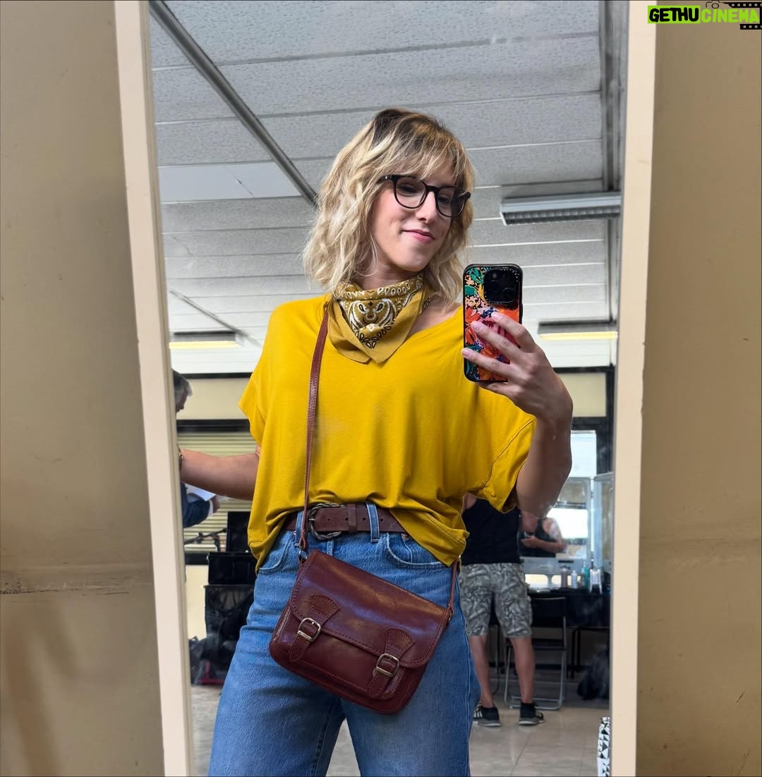 Léa François - 9.7K Likes - Allez, un petit vrac de photos @pblvofficiel comme on les aime! 🤪
Bon, évidemment @manonnchevallier, depuis le temps que j’attendais d’apprendre la vérité sur Zoé, j’te mets en number 1 mais je fais aussi un gros Big Up à @launay.etienne qui a été un Chabrol PARFAIT et qui nous a beaucoup fait rire et bien sûr à mes @guillaumefaureofficiel et @annedecisoff que j’aime et mes @stephane_henon & @lolamarois (que j’aime aussi mais j’aimerai encore plus s’ils me faisaient sortir de GAV… 😂)
Hâte que vous découvriez la suite…