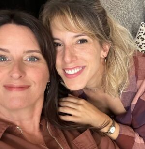 Léa François Instagram - Allez, un petit vrac de photos @pblvofficiel comme on les aime! 🤪
Bon, évidemment @manonnchevallier, depuis le temps que j’attendais d’apprendre la vérité sur Zoé, j’te mets en number 1 mais je fais aussi un gros Big Up à @launay.etienne qui a été un Chabrol PARFAIT et qui nous a beaucoup fait rire et bien sûr à mes @guillaumefaureofficiel et @annedecisoff que j’aime et mes @stephane_henon & @lolamarois (que j’aime aussi mais j’aimerai encore plus s’ils me faisaient sortir de GAV… 😂)
Hâte que vous découvriez la suite…
