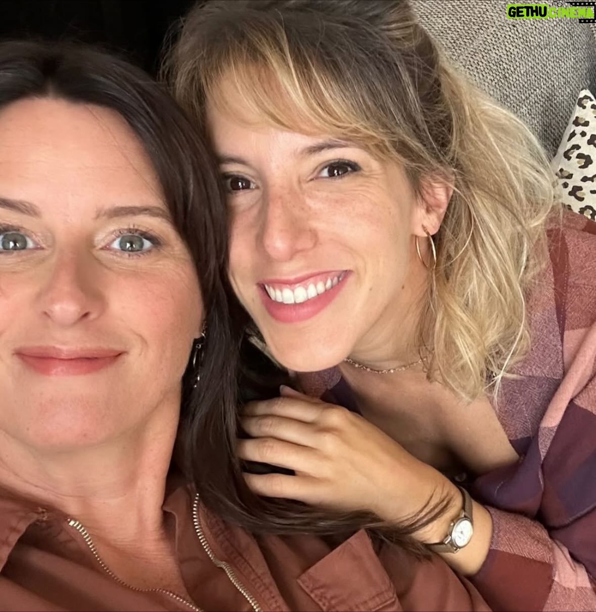 Léa François - 9.7K Likes - Allez, un petit vrac de photos @pblvofficiel comme on les aime! 🤪
Bon, évidemment @manonnchevallier, depuis le temps que j’attendais d’apprendre la vérité sur Zoé, j’te mets en number 1 mais je fais aussi un gros Big Up à @launay.etienne qui a été un Chabrol PARFAIT et qui nous a beaucoup fait rire et bien sûr à mes @guillaumefaureofficiel et @annedecisoff que j’aime et mes @stephane_henon & @lolamarois (que j’aime aussi mais j’aimerai encore plus s’ils me faisaient sortir de GAV… 😂)
Hâte que vous découvriez la suite…