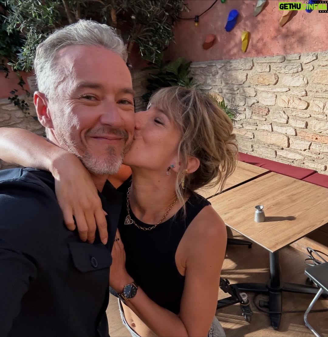 Léa François - 9.7K Likes - Allez, un petit vrac de photos @pblvofficiel comme on les aime! 🤪
Bon, évidemment @manonnchevallier, depuis le temps que j’attendais d’apprendre la vérité sur Zoé, j’te mets en number 1 mais je fais aussi un gros Big Up à @launay.etienne qui a été un Chabrol PARFAIT et qui nous a beaucoup fait rire et bien sûr à mes @guillaumefaureofficiel et @annedecisoff que j’aime et mes @stephane_henon & @lolamarois (que j’aime aussi mais j’aimerai encore plus s’ils me faisaient sortir de GAV… 😂)
Hâte que vous découvriez la suite…