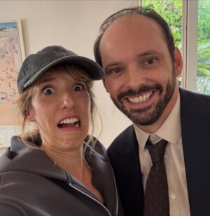 Léa François Instagram - Allez, un petit vrac de photos @pblvofficiel comme on les aime! 🤪
Bon, évidemment @manonnchevallier, depuis le temps que j’attendais d’apprendre la vérité sur Zoé, j’te mets en number 1 mais je fais aussi un gros Big Up à @launay.etienne qui a été un Chabrol PARFAIT et qui nous a beaucoup fait rire et bien sûr à mes @guillaumefaureofficiel et @annedecisoff que j’aime et mes @stephane_henon & @lolamarois (que j’aime aussi mais j’aimerai encore plus s’ils me faisaient sortir de GAV… 😂)
Hâte que vous découvriez la suite…