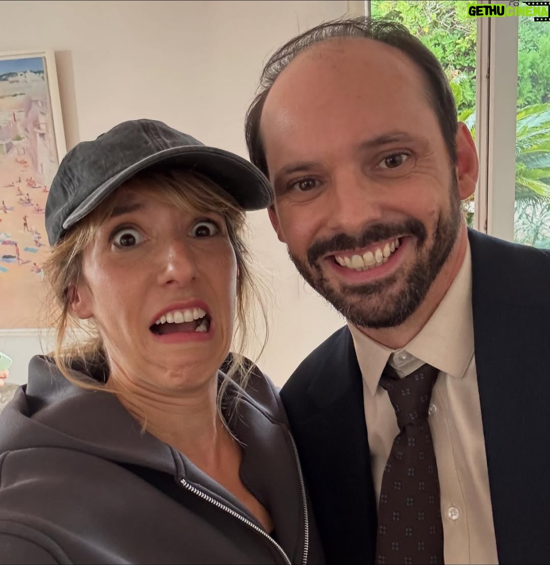 Léa François - 9.7K Likes - Allez, un petit vrac de photos @pblvofficiel comme on les aime! 🤪
Bon, évidemment @manonnchevallier, depuis le temps que j’attendais d’apprendre la vérité sur Zoé, j’te mets en number 1 mais je fais aussi un gros Big Up à @launay.etienne qui a été un Chabrol PARFAIT et qui nous a beaucoup fait rire et bien sûr à mes @guillaumefaureofficiel et @annedecisoff que j’aime et mes @stephane_henon & @lolamarois (que j’aime aussi mais j’aimerai encore plus s’ils me faisaient sortir de GAV… 😂)
Hâte que vous découvriez la suite…