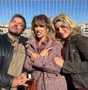 Léa François Instagram - Allez, un petit vrac de photos @pblvofficiel comme on les aime! 🤪
Bon, évidemment @manonnchevallier, depuis le temps que j’attendais d’apprendre la vérité sur Zoé, j’te mets en number 1 mais je fais aussi un gros Big Up à @launay.etienne qui a été un Chabrol PARFAIT et qui nous a beaucoup fait rire et bien sûr à mes @guillaumefaureofficiel et @annedecisoff que j’aime et mes @stephane_henon & @lolamarois (que j’aime aussi mais j’aimerai encore plus s’ils me faisaient sortir de GAV… 😂)
Hâte que vous découvriez la suite…