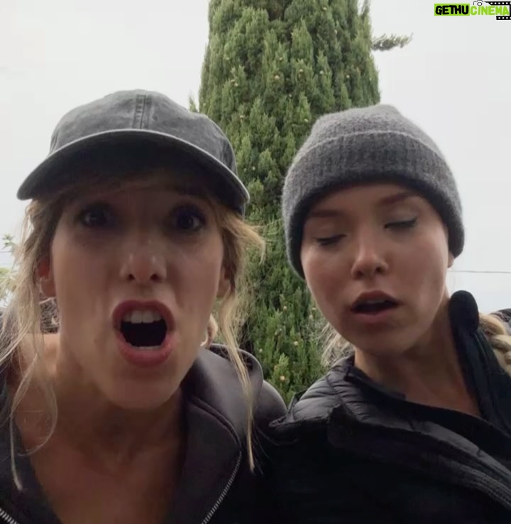 Léa François - 9.7K Likes - Allez, un petit vrac de photos @pblvofficiel comme on les aime! 🤪
Bon, évidemment @manonnchevallier, depuis le temps que j’attendais d’apprendre la vérité sur Zoé, j’te mets en number 1 mais je fais aussi un gros Big Up à @launay.etienne qui a été un Chabrol PARFAIT et qui nous a beaucoup fait rire et bien sûr à mes @guillaumefaureofficiel et @annedecisoff que j’aime et mes @stephane_henon & @lolamarois (que j’aime aussi mais j’aimerai encore plus s’ils me faisaient sortir de GAV… 😂)
Hâte que vous découvriez la suite…