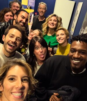 Léa François Instagram - Entre 2 de tournages, et comme on ne voudrait surtout pas prendre le risque de se manquer le soir après la journée : on se retrouve… pour continuer de jouer… 💫

#quizzroom #mespartenairesdamour #jelesaime