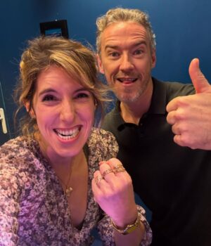 Léa François Instagram - Entre 2 de tournages, et comme on ne voudrait surtout pas prendre le risque de se manquer le soir après la journée : on se retrouve… pour continuer de jouer… 💫

#quizzroom #mespartenairesdamour #jelesaime