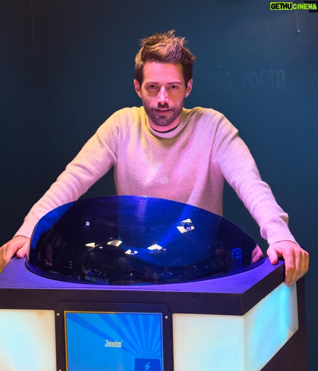 Léa François - 9.2K Likes - Entre 2 de tournages, et comme on ne voudrait surtout pas prendre le risque de se manquer le soir après la journée : on se retrouve… pour continuer de jouer… 💫

#quizzroom #mespartenairesdamour #jelesaime