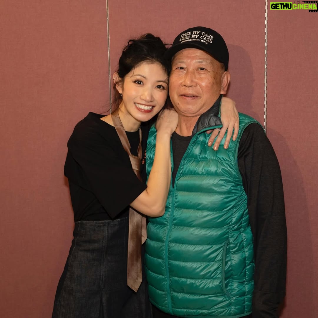 Lee Chien-na - 28.3K Likes - 謝謝你們在
我愛你們呀～
還有好多好多人都沒合照到
殘念！
下一場我再好好搜集❤️❤️❤️

#入戲Part3