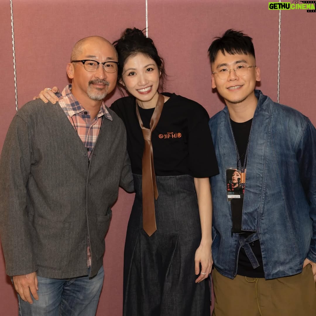 Lee Chien-na - 28.3K Likes - 謝謝你們在
我愛你們呀～
還有好多好多人都沒合照到
殘念！
下一場我再好好搜集❤️❤️❤️

#入戲Part3