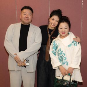 Lee Chien-na Instagram - 謝謝你們在
我愛你們呀～
還有好多好多人都沒合照到
殘念！
下一場我再好好搜集❤️❤️❤️

#入戲Part3