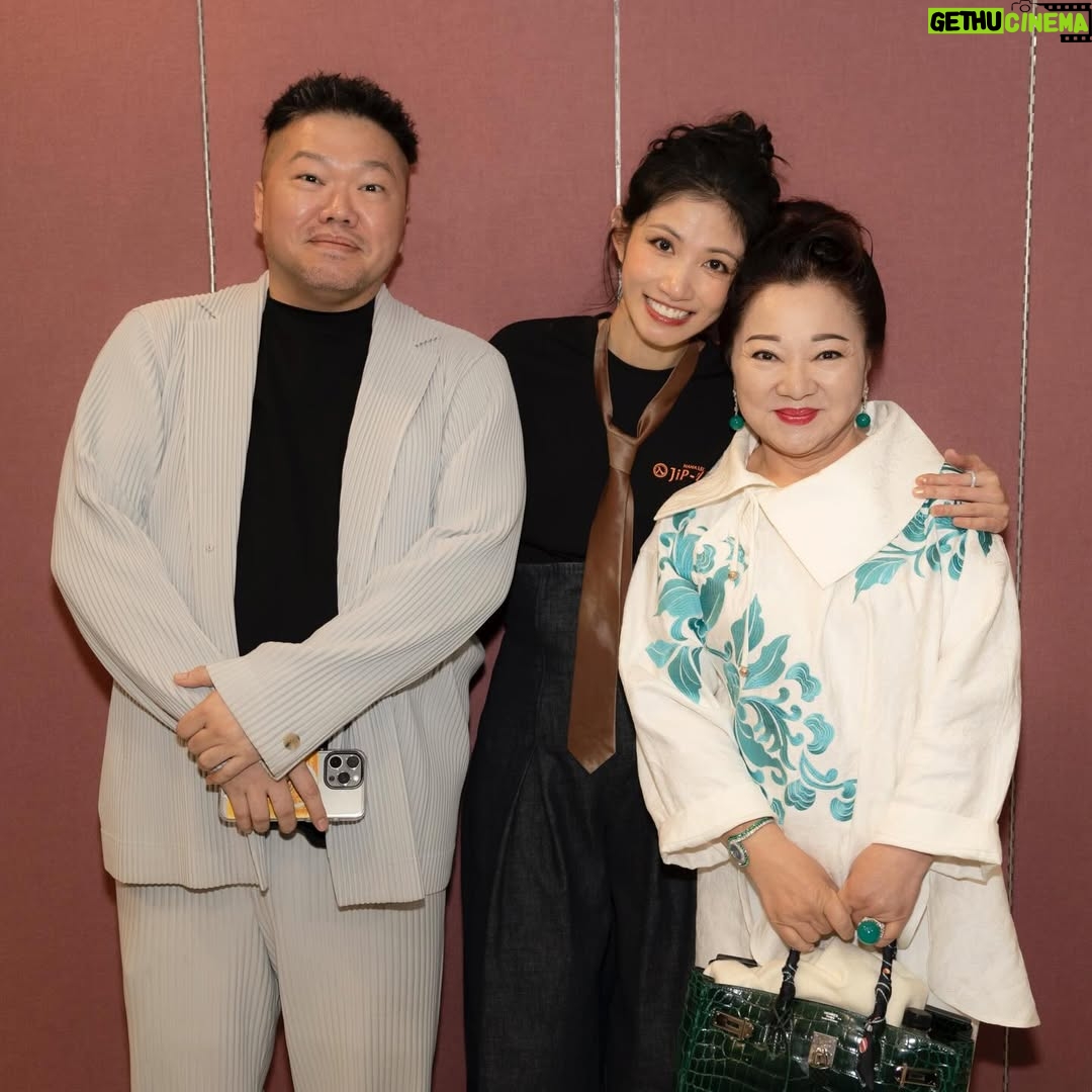 Lee Chien-na - 28.3K Likes - 謝謝你們在
我愛你們呀～
還有好多好多人都沒合照到
殘念！
下一場我再好好搜集❤️❤️❤️

#入戲Part3
