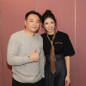 Lee Chien-na Instagram - 謝謝你們在
我愛你們呀～
還有好多好多人都沒合照到
殘念！
下一場我再好好搜集❤️❤️❤️

#入戲Part3