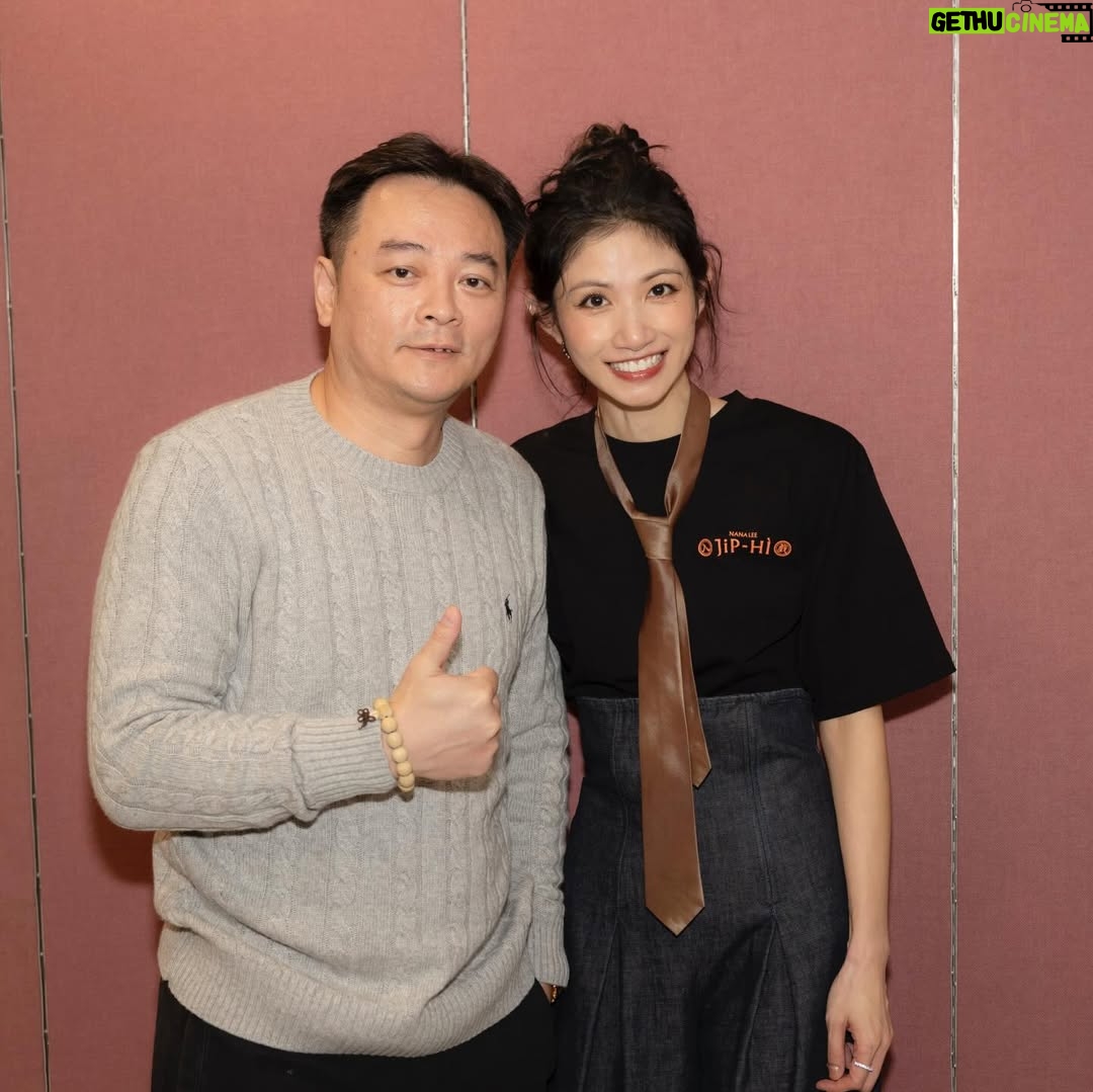 Lee Chien-na - 28.3K Likes - 謝謝你們在
我愛你們呀～
還有好多好多人都沒合照到
殘念！
下一場我再好好搜集❤️❤️❤️

#入戲Part3