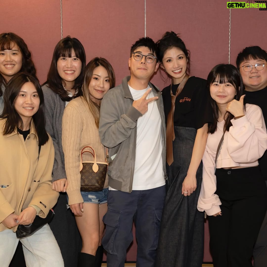 Lee Chien-na - 28.3K Likes - 謝謝你們在
我愛你們呀～
還有好多好多人都沒合照到
殘念！
下一場我再好好搜集❤️❤️❤️

#入戲Part3