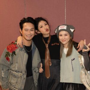 Lee Chien-na Instagram - 謝謝你們在
我愛你們呀～
還有好多好多人都沒合照到
殘念！
下一場我再好好搜集❤️❤️❤️

#入戲Part3