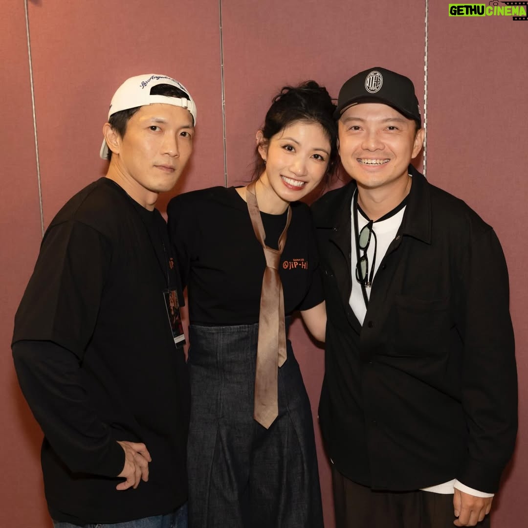 Lee Chien-na - 28.3K Likes - 謝謝你們在
我愛你們呀～
還有好多好多人都沒合照到
殘念！
下一場我再好好搜集❤️❤️❤️

#入戲Part3