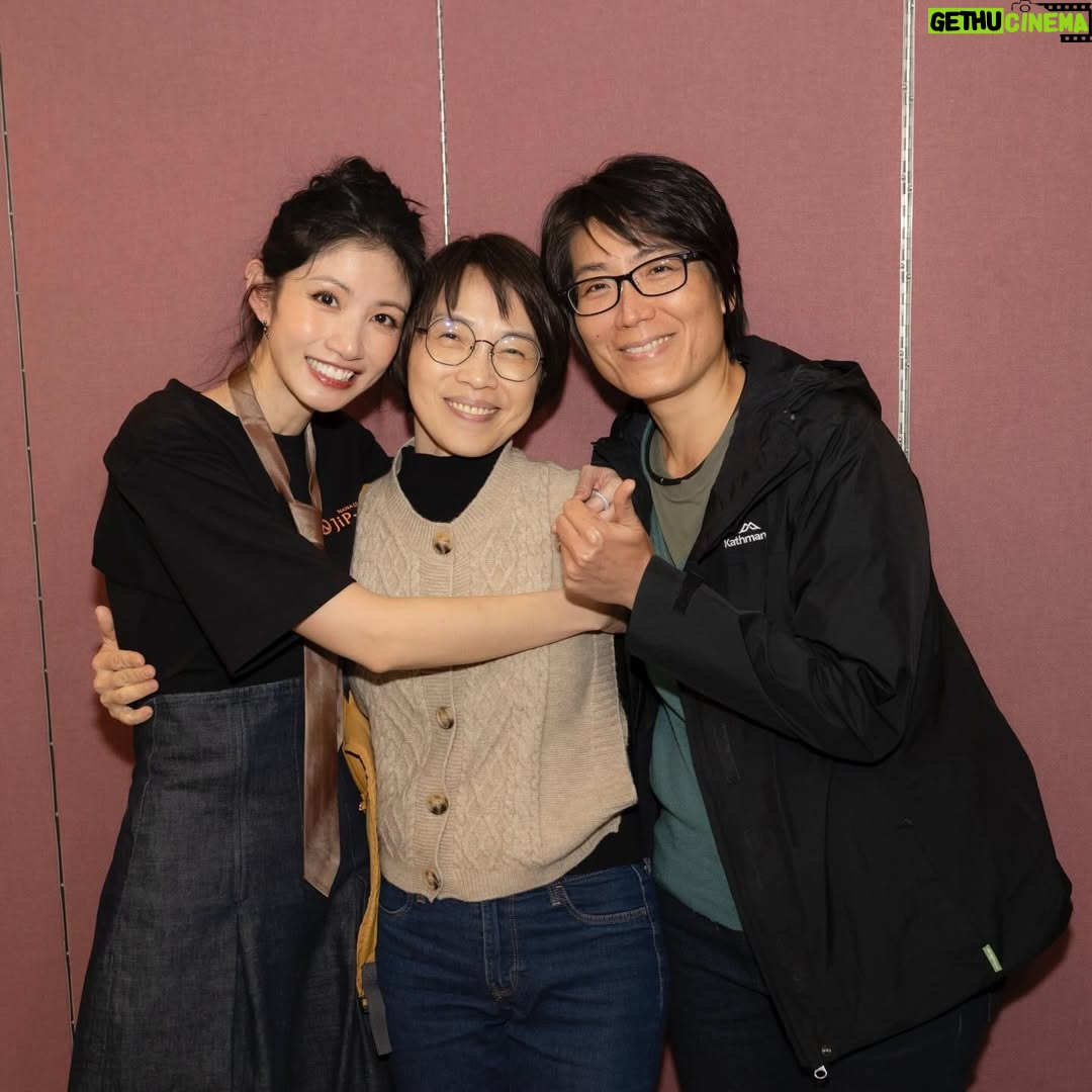 Lee Chien-na - 28.3K Likes - 謝謝你們在
我愛你們呀～
還有好多好多人都沒合照到
殘念！
下一場我再好好搜集❤️❤️❤️

#入戲Part3
