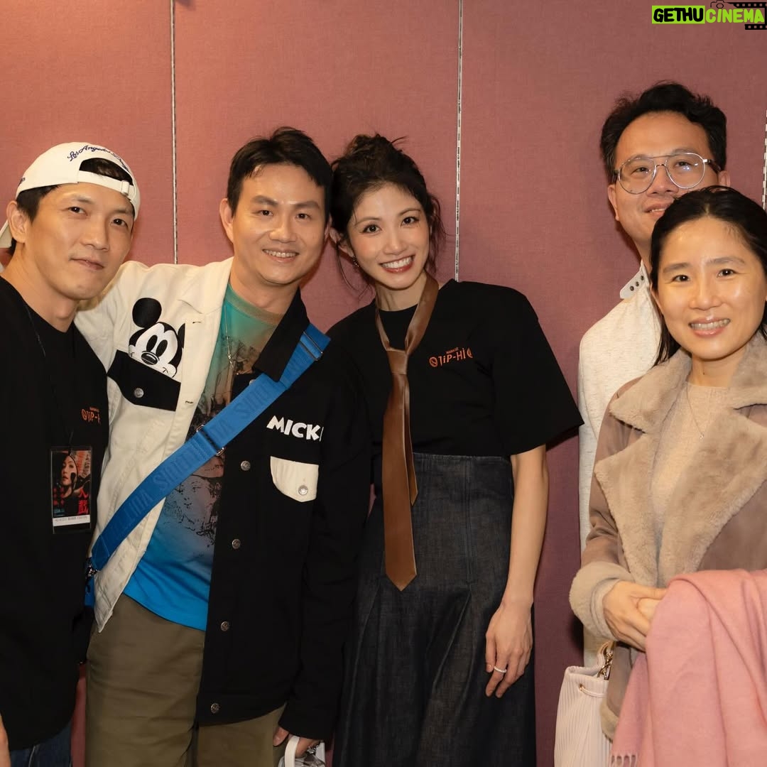 Lee Chien-na - 28.3K Likes - 謝謝你們在
我愛你們呀～
還有好多好多人都沒合照到
殘念！
下一場我再好好搜集❤️❤️❤️

#入戲Part3