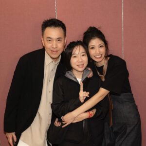 Lee Chien-na Instagram - 謝謝你們在
我愛你們呀～
還有好多好多人都沒合照到
殘念！
下一場我再好好搜集❤️❤️❤️

#入戲Part3