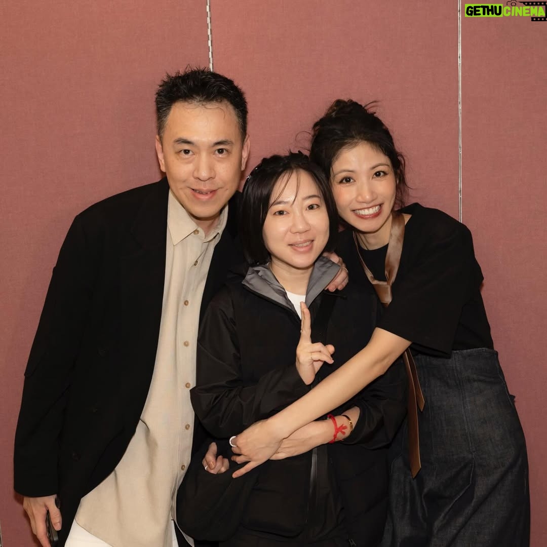 Lee Chien-na - 28.3K Likes - 謝謝你們在
我愛你們呀～
還有好多好多人都沒合照到
殘念！
下一場我再好好搜集❤️❤️❤️

#入戲Part3