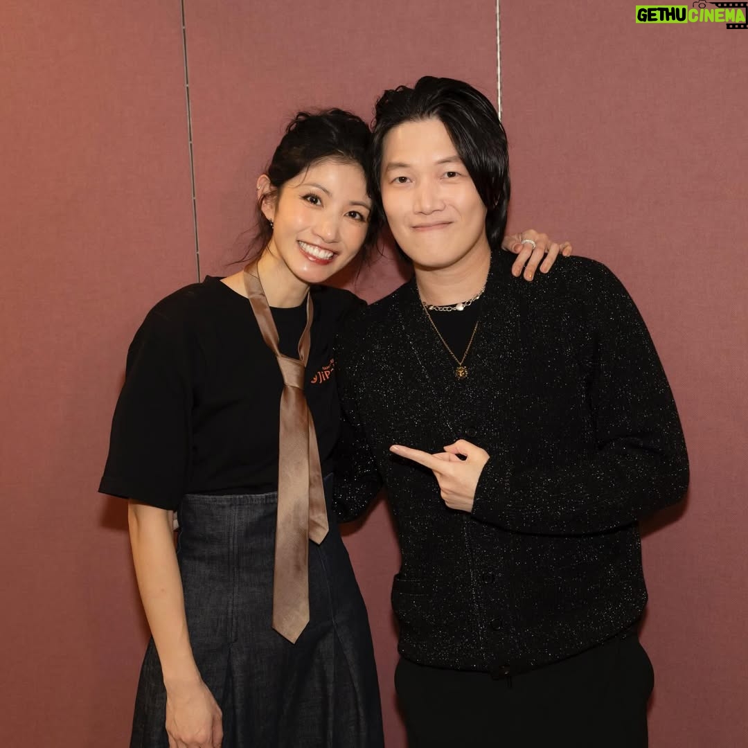 Lee Chien-na - 28.3K Likes - 謝謝你們在
我愛你們呀～
還有好多好多人都沒合照到
殘念！
下一場我再好好搜集❤️❤️❤️

#入戲Part3