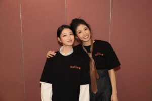 Lee Chien-na Instagram - 從演出結束
大家不斷傳訊息告訴我

畫面好美 很精緻

三個小時完全沒有冷場
很豐富的內容 

樂手演奏好精彩 

音樂總監雕得很細膩

造型好美 衣服好好看

喝水太正了

尤其是特別嘉賓跟女兒那一段
大家都哭到爆炸

女兒唱得超好

你的表演帶給大家好多回憶和感動

很多第一次來看我演唱會的人

也有支持18年的你們

還有一個四年級的孩子 終於存到錢
獨自一個人坐車來到對她陌生的台北

我們很想站起來給你掌聲⋯

還有一些人因為火車延誤錯過了
等等等等。。。！！

你們的發文 訊息 我都有看
我聽到很多很多大家激動的回饋和真實的感受
我才發現
我真的是完成了一場很棒的秀
沒有讓你們失望
謝謝你們

向幕前幕後的每一位優秀的夥伴說聲
辛苦了
謝謝你們成為我的心臟

特別是導演和回浪團隊 
希文 程杰和樂手老師 和聲老師
茉聿 哆啦老師和四位舞者 
Bella Kimber 美寧 和助理們
以及說實話娛樂 劇樂蹦娛樂 矩放實業 環球音樂 同事
還有寬宏藝術
因為李千娜
你們相挺到底！！
真的真的很感激
18年的回憶30幾首歌 3個小時
一個大任務
你們幫我完成了 Respect

最後
謝謝我可愛的女兒「顧穎」
在我這麼重要的第一場演唱會
陪我一起站上這個舞台
❤️❤️❤️

#入戲part2
#幕後花絮
#我的背後
