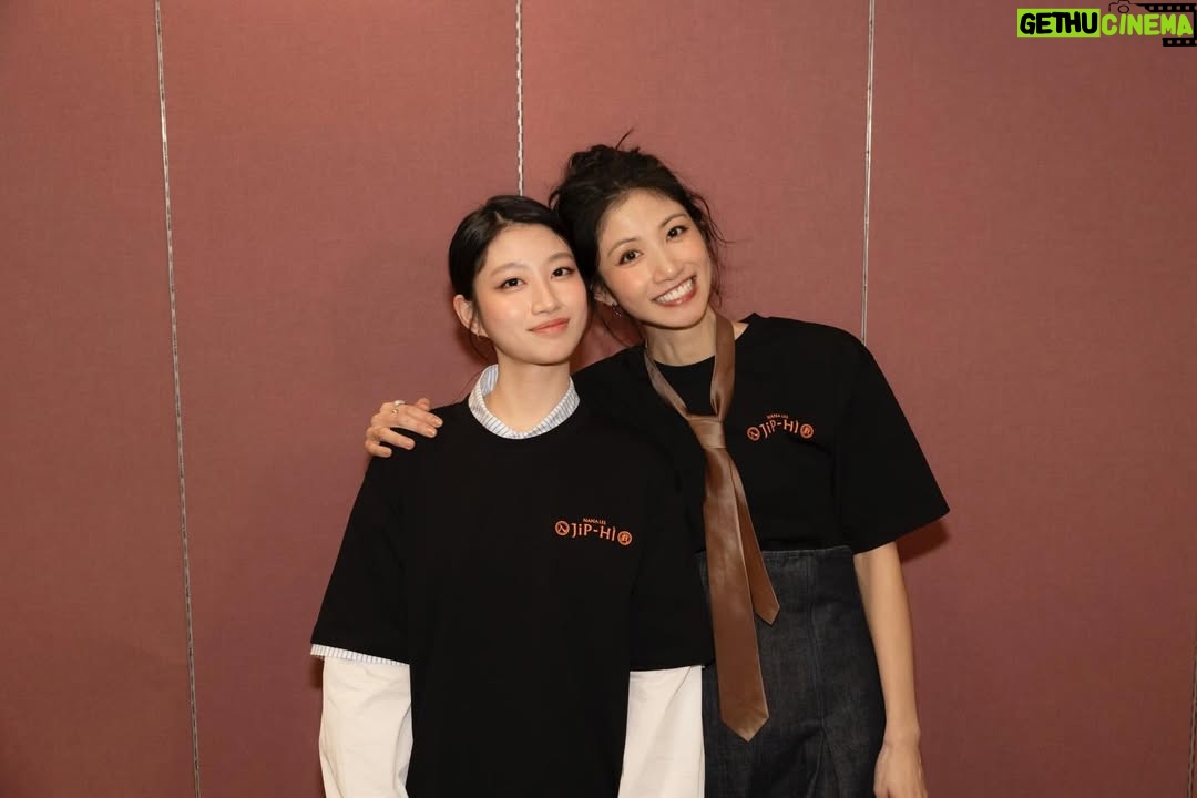 Lee Chien-na - 14.2K Likes - 從演出結束
大家不斷傳訊息告訴我

畫面好美 很精緻

三個小時完全沒有冷場
很豐富的內容 

樂手演奏好精彩 

音樂總監雕得很細膩

造型好美 衣服好好看

喝水太正了

尤其是特別嘉賓跟女兒那一段
大家都哭到爆炸

女兒唱得超好

你的表演帶給大家好多回憶和感動

很多第一次來看我演唱會的人

也有支持18年的你們

還有一個四年級的孩子 終於存到錢
獨自一個人坐車來到對她陌生的台北

我們很想站起來給你掌聲⋯

還有一些人因為火車延誤錯過了
等等等等。。。！！

你們的發文 訊息 我都有看
我聽到很多很多大家激動的回饋和真實的感受
我才發現
我真的是完成了一場很棒的秀
沒有讓你們失望
謝謝你們

向幕前幕後的每一位優秀的夥伴說聲
辛苦了
謝謝你們成為我的心臟

特別是導演和回浪團隊 
希文 程杰和樂手老師 和聲老師
茉聿 哆啦老師和四位舞者 
Bella Kimber 美寧 和助理們
以及說實話娛樂 劇樂蹦娛樂 矩放實業 環球音樂 同事
還有寬宏藝術
因為李千娜
你們相挺到底！！
真的真的很感激
18年的回憶30幾首歌 3個小時
一個大任務
你們幫我完成了 Respect

最後
謝謝我可愛的女兒「顧穎」
在我這麼重要的第一場演唱會
陪我一起站上這個舞台
❤️❤️❤️

#入戲part2
#幕後花絮
#我的背後